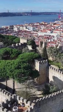 Lizbon, Portekiz 'deki Sao Jorge Şatosu. Ortaçağ Şato Sahnesi. Antik Şehir Manzarası. Portekiz, Lizbon 'daki Sao Jorge Kalesi. Tarihi Şehir Manzarası. Portekiz Skyline.