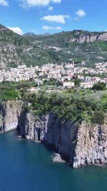 Sorrento Sahili, Sorrento, Napoli İtalya. Plaj manzarası. Dev Uçurumlar Sahnesi. Napoli İtalya 'da Sorrento Sahili. Ortaçağ Şehir Skyline 'ı. Napoli Körfezi Akdeniz. Amalfi Sahil Skyline.