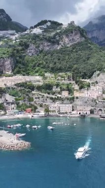 İtalya Salerno 'daki Amalfi Sahili' nde. Coastal City. Rıhtım manzarası. Salerno İtalya 'daki Amalfi Sahili. Plaj manzarası. Ortaçağ Binaları. Amalfi Sahili Skyline. Plaj manzarası.