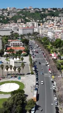 İtalya 'daki Napoli' deki Villa Comunale Parkı. Şehir merkezindeki şehir manzarası. Güzel Skyline. İtalya 'daki Napoli' deki Villa Comunale Parkı. Highrise Binaları. Napoli Mimarisi. Napoli Skyline.