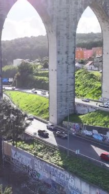 Lizbon 'un Lizbon bölgesindeki Aguas Livres Aqueduct. Su sistemi su kemeri. Ortaçağ Binası. Portekiz, Lizbon 'da Aguas Livres Aqueduct. Marvel Altyapı. Demiryolu Manzarası.