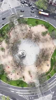 Barselona İspanya 'daki Manzaralı Kavşak. Meşhur döner kavşak. Şehir merkezindeki şehir manzarası. Top View Geçidi. İspanya 'da Manzaralı Kavşak. Barselona Sokak Sahnesi.