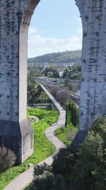 Lizbon 'un Lizbon Bölgesi' nde Aguas Livres Aqueduct. Su sistemi. Tarih Mühendisliği. Portekiz, Lizbon 'da Aguas Livres Aqueduct. Ortaçağ su kemeri. Toplu taşıma. Portekiz Skyline.