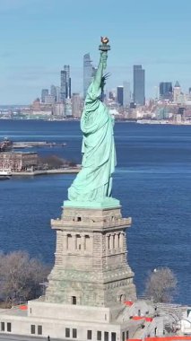 New York 'ta Manhattan' daki Özgürlük Heykeli. Demokrasi Sembolü. New York şehir merkezi. New York 'taki Özgürlük Heykeli. Manhattan Adası Şehir Bölgesi.