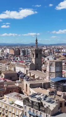Valence Community İspanya 'daki La Reina Meydanı. Ortaçağ Binaları Sahnesi. Şehir merkezindeki şehir manzarası. Valence Community İspanya 'da Valencia. Kültür Mirası Skyline. Şehir Sahnesi.