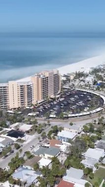 Clearwater Skyline, Florida 'da, ABD' de. Plaj manzarası. Şehir merkezinde. Çarpıcı şehir manzarası. Clearwater Skyline, Florida 'da, ABD' de. Sis Sabahı.