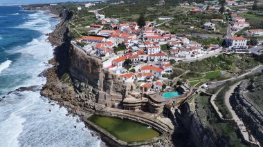 Lizbon 'un Sintra Bölgesi' nde Azenhas Mar Plajı. Çağdaş binalarla dolu şehir merkezinin havadan görünüşü. Sahil Bulutları Yaz mevsimi. Sahil Kapısı Kapsama Alanı Geniş.
