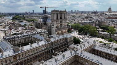 Fransa 'nın Paris Adası' ndaki Notre Dame Kilisesi. Güzel Manzaranın Ortasında Uzun Duran Kilisenin Kuş Gözü Manzarası. Şehir merkezinde Gökyüzü Bulutları. Şehir merkezinin dışında. Ünlü. Paris Fransa Adası.