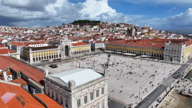 Lizbon 'daki Comercio Meydanı. Yoğun caddeler ve binalarla çevrili bir şehir parkının havadan görünüşü. İş Bulutları Gökyüzü Şehir Merkezi. Panoramik Şehir. Lizbon Portekiz.