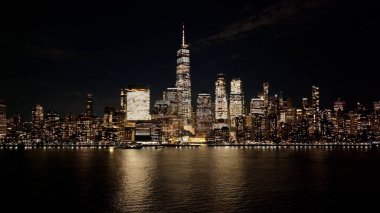 Manhattan 'da gece New York Skyline New York Birleşik Devletleri. Kuşlar, sokaklar ve binalarla çarpıcı şehir manzarasına bakıyor. Gökyüzü Aydınlanmış Şehir. Şehir dışı Panoramik Şehir.