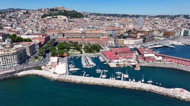 Napoli Campania İtalya 'daki Kraliyet Sarayı. Turkuaz Okyanus Dalgaları Tropik Sahile Yavaşça Çarpıyor. Şehir Gökyüzü Arkaplanı Kentsel. Şehir merkezinin yukarısında. Napoli Campania.