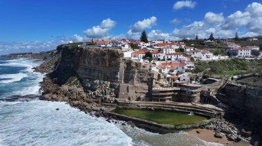 Lizbon 'un Sintra Bölgesi' nde Azenhas Mar Plajı. Yükselen binaları ve trafiği olan hareketli bir şehrin havadan görünüşü. Cennet Adası Skyline Idyllic Güzel.