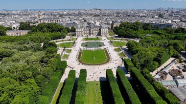 Fransa 'nın Paris şehrindeki Lüksemburg Bahçesi. Yeşillik ağaçlarıyla çevrili yeşil alanın havadan görünüşü. Şehir Gökyüzü Arkaplanı Kentsel. Şehrin yukarısında. Fransa ile Paris.