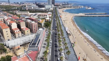 Barselona İspanya 'daki Barceloneta Plajı. İnanılmaz Skysraper 'lar ve caddedeki trafik yukarıdan izleniyor. Cennet Adası Skyline Idyllic Güzeli. Cennet Adası Denizi. Barselona İspanya.