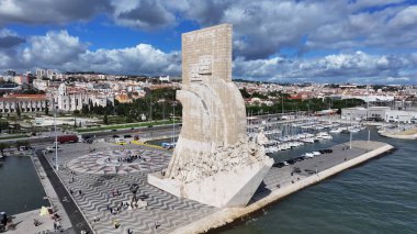 Lizbon 'daki Keşifler Anıtı. Doğal Manzaradaki Ünlü Heykelin Hava Manzarası. Endüstriyel Peyzaj Ticari Binası Güzel. Endüstriyel kasaba. Lizbon Portekiz.