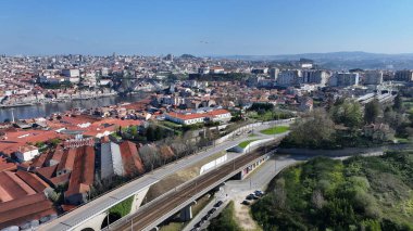 Gaia Skyline in Vila Nova De Gaia Porto Bölgesi Portekiz. İnanılmaz Skysraper 'lar ve caddedeki trafik yukarıdan izleniyor. Endüstriyel Peyzaj Ticari Binası Güzel.