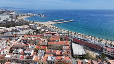 Barcelona Katalonya 'daki Barceloneta Sahili İspanya. Yaz tatilinde harika bir sahil manzarası olan kuş bakışı. Şehir Gökyüzü Arkaplanı Kentsel. Şehrin yukarısında. Barselona Katalonya.
