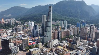 Bogota Bölgesi Başkenti Kolombiya 'daki Bogota Skyline. Kuşlar, sokaklar ve binalarla çarpıcı şehir manzarasına bakıyor. İş Bulutları Gökyüzü Şehir Merkezi. Arkaplan Panoramik Şehir.