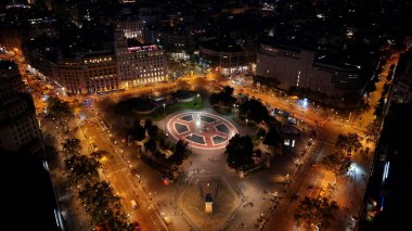 Katalunya Meydanı Barselona Katalonya İspanya. Yoğun caddeler ve binalarla çevrili bir şehir parkının havadan görünüşü. Şehir merkezindeki Gece Yolu. Gece Panoraması. Dünyanın Şehirleri.