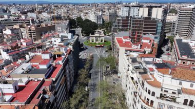 Valencia Valence Community İspanya Deniz Kapısı. Şehir Skyline Modern ve Geleneksel Mimariyi Gösteriyor. İş Bulutları Gökyüzü Şehir Merkezi. Panoramik Şehir. Valencia Valence Topluluğu.
