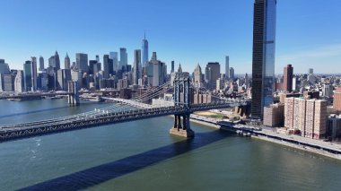 Manhattan 'daki Manhattan Köprüsü New York Birleşik Devletleri. Köprü, şehrin karşısındaki trafik akışının görüntüsünü veriyor. Şehir Gökyüzü Arkaplanı Kentsel. Açık Arkaplan Panoramik Şehir. Manhattan New York.