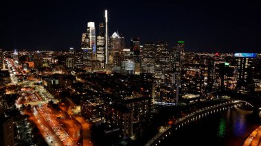 Philadelphia Skyline, Philadelphia Pennsylvania Birleşik Devletleri. Şehir merkezinin modern binalarla dolup taşması. Şehir merkezindeki Gece Otobanı Yolu. Gecenin Dışında Ünlü.