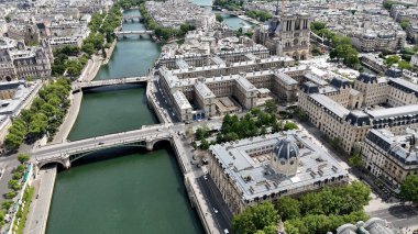 Paris 'teki Paris Skyline Fransa Adası' nda. Paris Skyline turizm simgeleri ve binalarla çevrili. Metropolitan Manzara Gökdelenleri. Güzel. Metropolitan Şehir. Paris Fransa Adası.