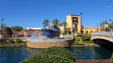 Orlando Florida Birleşik Devletleri 'ndeki Universal Orlando. Çeşitli çekicilikleri olan lunapark ve ziyaretçiler eğleniyor. İnşaat Manzarası Panoramik Şehir Görünümü Meşgul. Panoramik Şehir Görünümü.