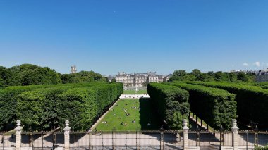 Fransa 'nın Paris şehrindeki Lüksemburg Bahçeleri. Şehrin ünlü eğlence parkının nefes kesici hava manzarası. Altyapı Skyline Panoramic City View Awesome. Altyapı Şehir Manzarası.