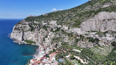 Sorrento Napoli 'deki Sorrento Plajı. Meşhur bir yoldaki araçların güçlü manzarası. Cennet Adası Manzarası Minnettar Güzel. Yaz zamanı Grateful Coast. Sorrento Napoli.