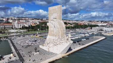 Lizbon 'daki Keşifler Anıtı. Doğal Manzaradaki Ünlü Heykelin Hava Manzarası. İş Bulutları Gökyüzü Şehir Merkezi. Özgeçmişleri meşhurdur. Lizbon Portekiz.