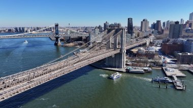 Manhattan 'daki Brooklyn Skyline New York Birleşik Devletleri. Karşıdan karşıya geçen arabalarla süspansiyon köprüsünün kuşbakışı görüntüsü. Metropol Manzarası Panoramik Şehir Manzarası Güzel. Kentsel Panoramik Şehir Görünümü.