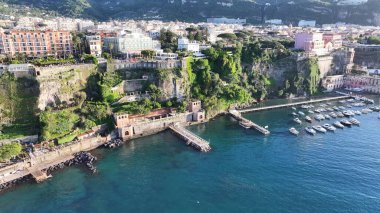 Sorrento, İtalya 'da Sorrento Sahili' nde gün batımı. Turkuaz Okyanus Dalgaları Tropik Sahile Yavaşça Çarpıyor. Sunrise Sky Clouds Plaj Denizi. Sunrise Beach City 'de. Sorrento Napoli.