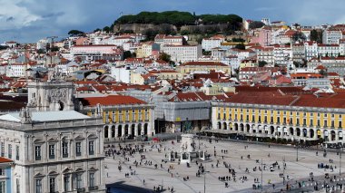 Lizbon 'daki Comercio Meydanı. Yoğun caddeler ve binalarla çevrili bir şehir parkının havadan görünüşü. Metropolitan Skyline Binaları Güzel. Bina Mimarlık Şirketi. Lizbon Portekiz.