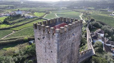 Obidos Leiria Portekiz 'deki Obidos Kalesi. Yukardan bakıldığında hareketli bir şehirde ortaçağ binası. Şehir Gökyüzü Bulutları Şehir Arkaplanı. Şehir merkezinde geniş bir altyapı var. Obidos Leiria.