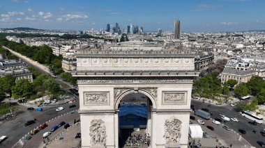 Fransa 'nın Paris Adası' nda Zafer Takı. Fransa 'nın başkentindeki Seine Nehri' nin nefes kesici manzarası. Şehir Gökyüzü Arkaplanı Kentsel. Şehrin yukarısında. Fransa 'nın Paris Adası.