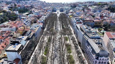 Lizbon 'daki Özgürlük Bulvarı. Yukarıdan canlı bir şehrin telaş ve koşuşturmasını yakalamak. Endüstriyel Peyzaj Ticari Binası Güzel. Endüstriyel kasaba. Lizbon Portekiz.