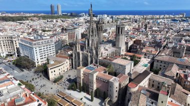 Barcelona Katedrali Katalonya İspanya 'nın Barselona Topluluğu' nda. Güzel Manzaranın Ortasında Uzun Duran Kilisenin Kuş Gözü Manzarası. İnşaat Peyzajı Panoramik Şehir Görünümü Meşgul.