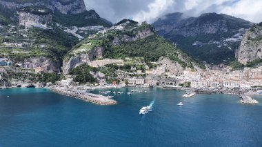 Amalfi Salerno İtalya 'daki Amalfi Sahili. Kristal berrak sularla sersemletici sahilin havadan görünüşü. Kıyı Bulutları Gökyüzü Sahil Denizi. Deniz kenarındaki panoramik. Amalfi Salerno.