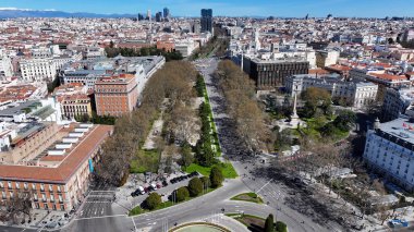 Madrid 'deki Madrid Skyline. Çağdaş binalarla dolu şehir merkezinin havadan görünüşü. Şehir Bulutları Gökyüzü Arkaplanı Şehir. Şehir dışındaki ünlü. Madrid İspanya.