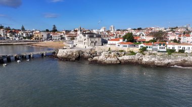 Portekiz 'in Cascais Lizbon bölgesindeki Seixas Sarayı. Büyüleyici Tropikal Sahne Sahnesi Yukarıdan Görünüyor. Horizon Sahili Denizi kıyısında. Deniz kenarı seyahati. Cascais Lizbon Bölgesi.