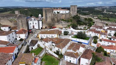 Obidos Leiria Portekiz 'deki Obidos Kalesi. Şehrin ünlü bölgesindeki ortaçağ binasının kuş bakışı görüntüsü. Şehir merkezindeki İş Gökyüzü Arkaplanı. Şehir merkezindeki panoramik işleri. Obidos Leiria.