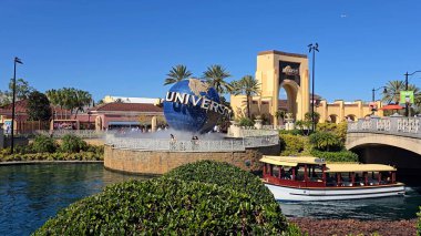 Orlando Florida Birleşik Devletleri 'ndeki Universal Orlando. Çeşitli çekicilikleri olan lunapark ve ziyaretçiler eğleniyor. Şehir Gökyüzü Arkaplanı Kentsel. Şehrin yukarısında. Orlando Florida.