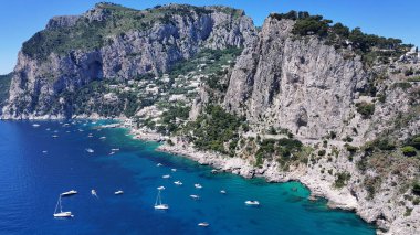 Napoli 'deki Capri Adası, Campania İtalya. Büyüleyici Tropikal Sahne Sahnesi Yukarıdan Görünüyor. Ada Hayatı Manzarası Huzurlu Güzel. Huzurlu. Napoli Campania.