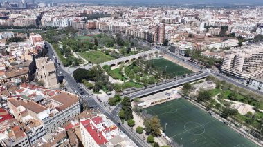 Valencia Valence Community İspanya 'da Valencia Skyline. İnanılmaz Skysraper 'lar ve caddedeki trafik yukarıdan izleniyor. Şehir Gökyüzü Arkaplanı Kentsel. Şehir merkezinin yukarısında..