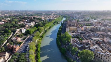Roma 'daki Sunset Tiber Nehri Lazio İtalya. Yükselen Binalar ve Şehir Yaşamını Gösteren Trafik Gösterileri. Metropol Peyzaj Gökdelenleri Yapımı Meşgul. Metropole Town 'da. Roma Lazio.