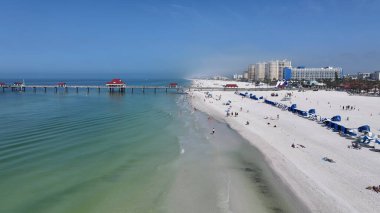 Clearwater Sahili, Clearwater Florida Birleşik Devletleri. Kristal berrak sularla sersemletici sahilin havadan görünüşü. Sahil Bulutları Yaz mevsimi. Coast Outdoor Panning Wide 'da. Clearwater Florida.
