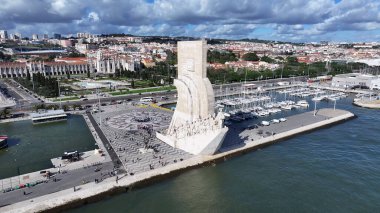Lizbon 'daki Keşifler Anıtı. Doğal Manzaradaki Ünlü Heykelin Hava Manzarası. İş Bulutları Gökyüzü Şehir Merkezi. İş dünyası geniş çaplı. Lizbon Portekiz.