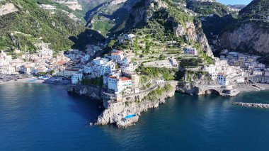 Amalfi Salerno İtalya 'daki Amalfi Sahili. Yükselen binaları ve trafiği olan hareketli bir şehrin havadan görünüşü. Issız Manzara Cenneti Vibrant. Terk edilmiş yaz zamanı. Amalfi Salerno.