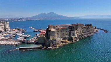 Napoli Campania İtalya 'daki Dell Ovo Kalesi. Şehir merkezindeki Landmark Ortaçağ binasının havadan görünüşü. Shore Clouds Plaj Denizi. Shore Panning Wide 'da. Napoli Campania.